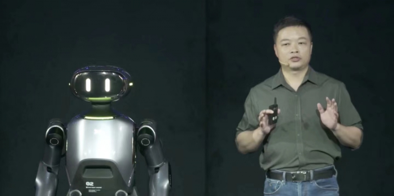 小鹏自研人形机器人PX5首次亮相，网友：压力给到比亚迪