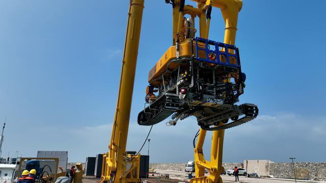 我国首台自主研制的深海铺缆机器人成功海试