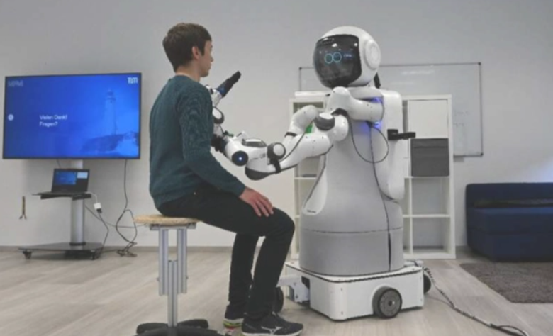 护工短缺德国研发机器人照顾老年人